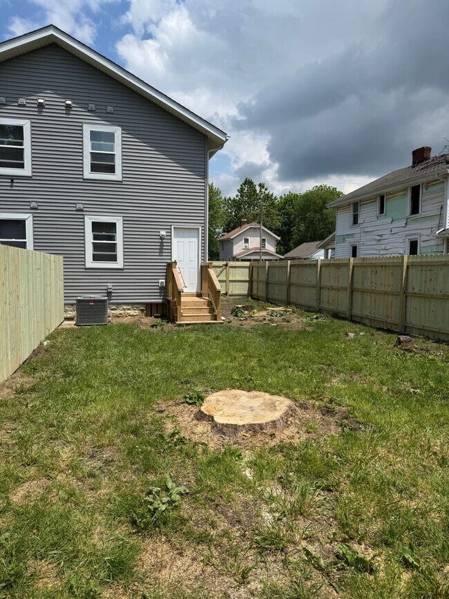 Building Photo - 931-933-933 Lawrence Dr