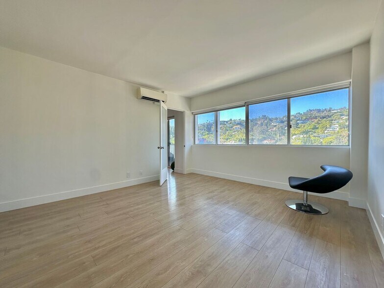 Building Photo - 999 N Doheny Dr