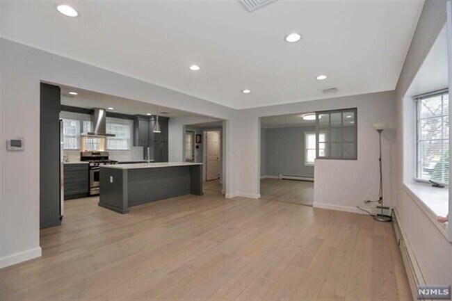 Building Photo - 240 Knickerbocker Rd