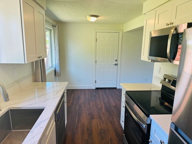 Building Photo - Charming and Newly Renovated One Level Home