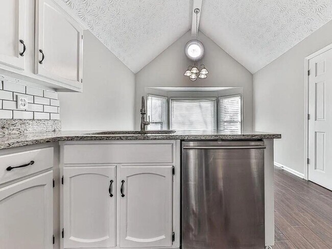 Building Photo - 2189 Chartwell Dr