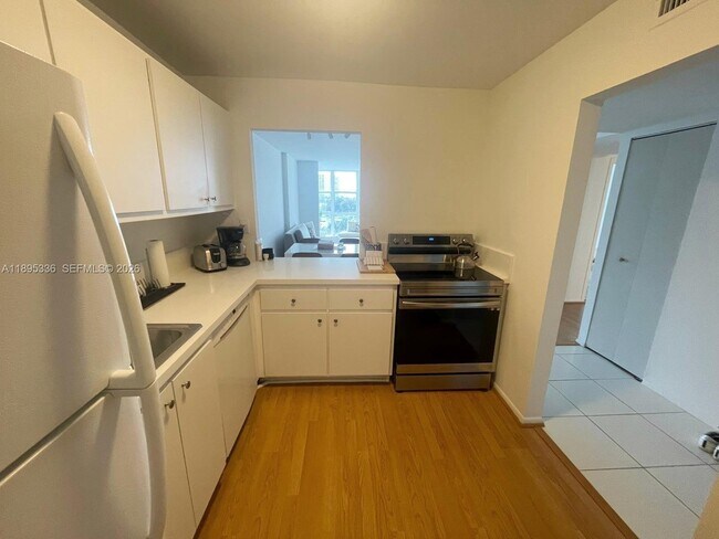 Building Photo - 800 Parkview Dr