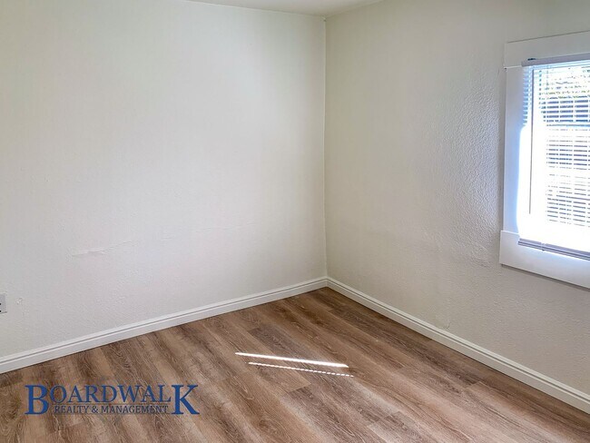 Building Photo - 1-Bedroom Home with Fenced Yard with fenced yard!