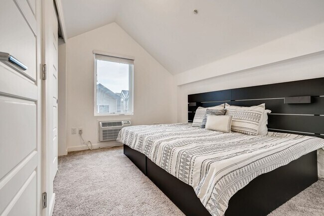 Building Photo - Live Big in a Loft Apartment!