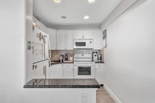 Building Photo - 2455 NE 51st St