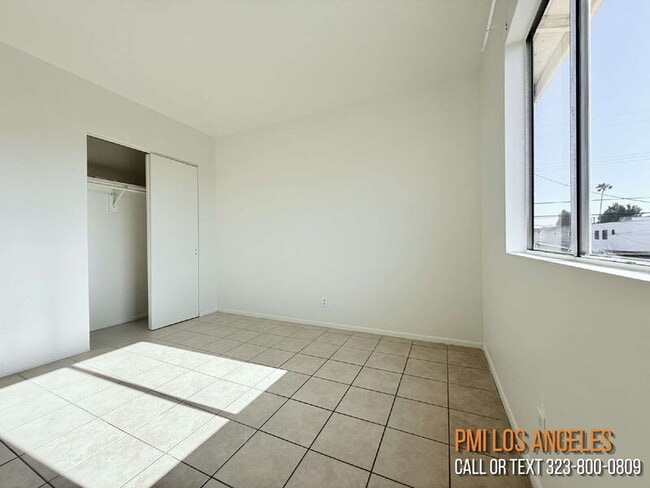 Building Photo - 943 W 68th St