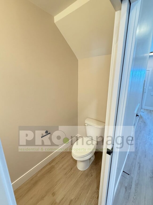Building Photo - Beautiful 3 Bed / 2.5 Bath Townhome in Car...