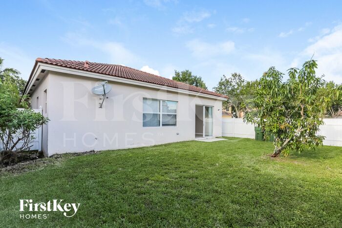 Building Photo - 1700 NE 37th Pl