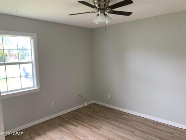 Building Photo - 221 Poinsettia Dr