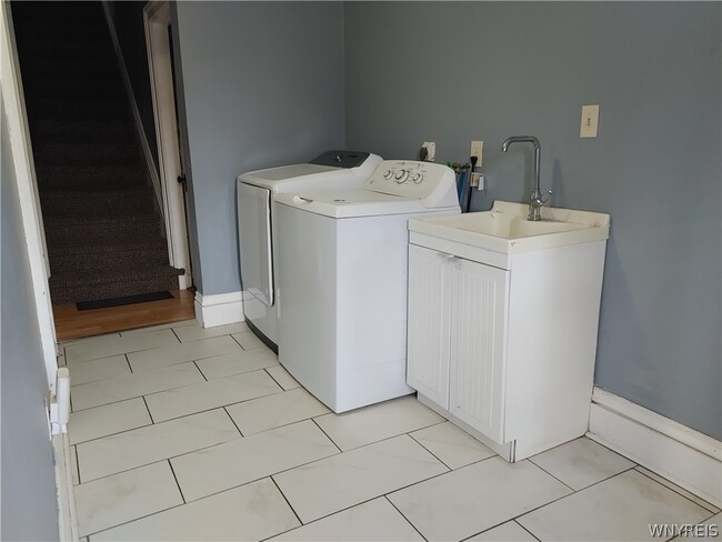 Building Photo - 770 Lake Rd