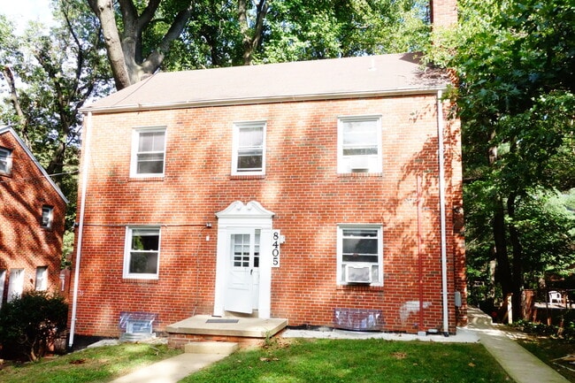Building Photo - 8405 Greenwood Ave