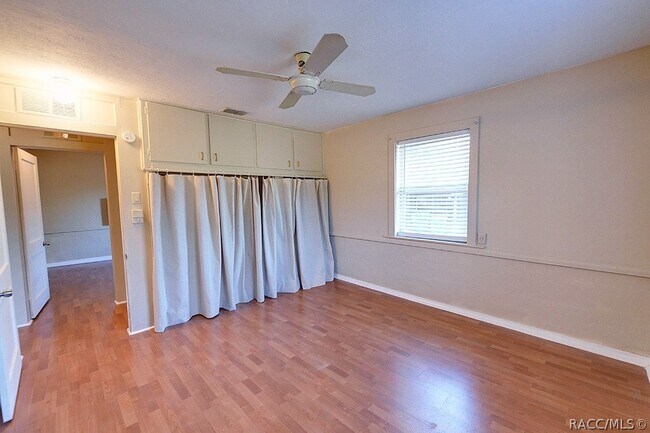 Building Photo - 323 Ella Ave