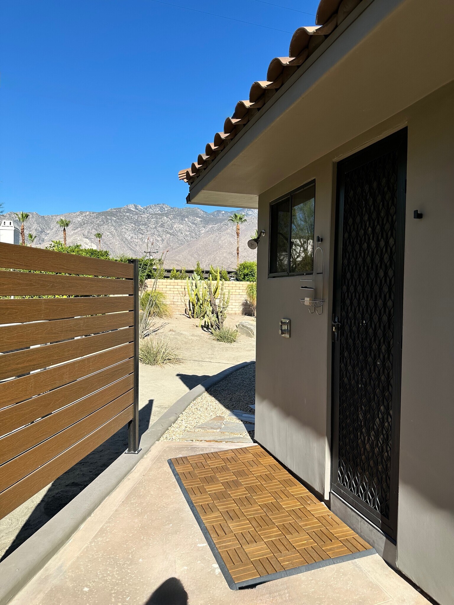 Outdoor shower - 2800 Cholla Pl