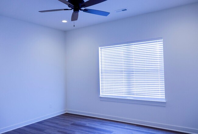 Building Photo - Gorgeous 3 Bedroom 3 Bathroom in Spring Hi...