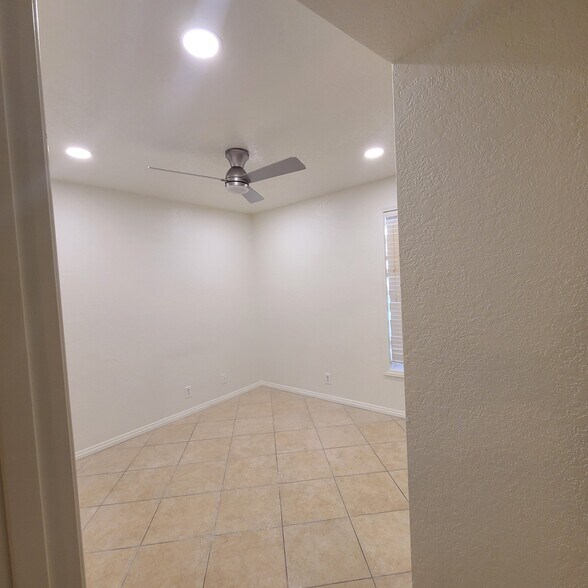 Building Photo - 261 Cottonwood Dr