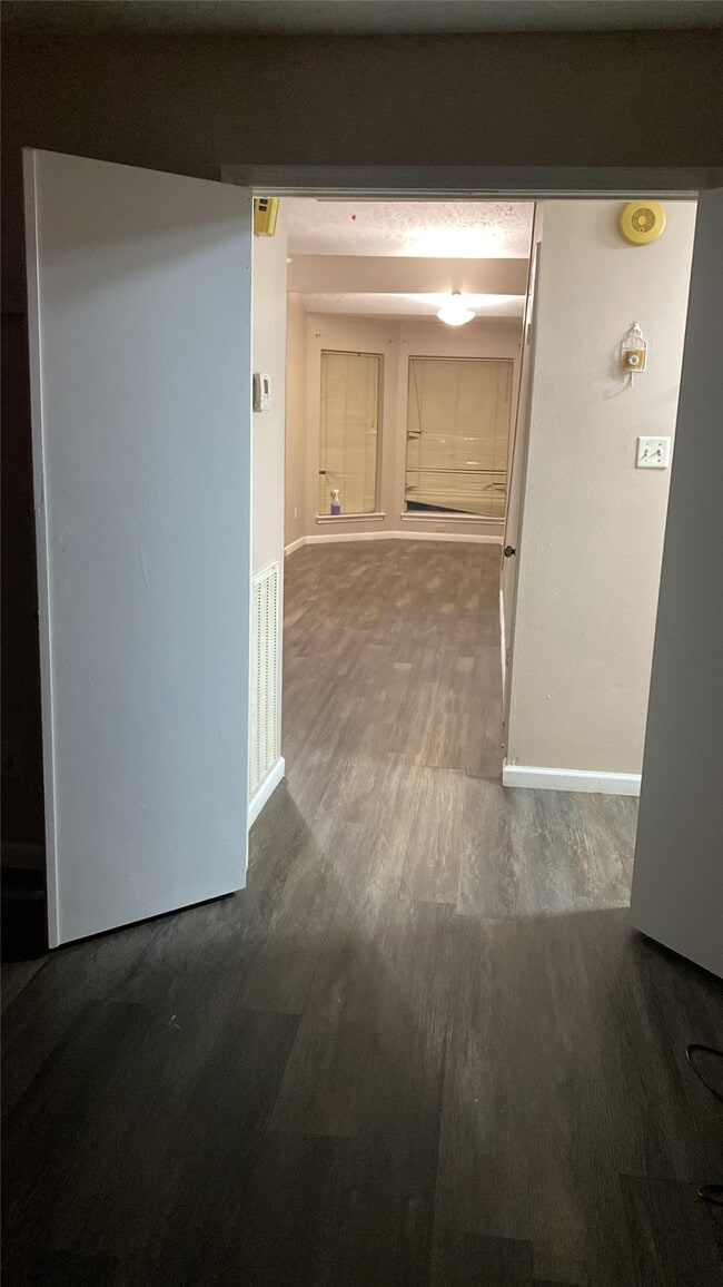 Building Photo - 11818 Plumbrook Dr