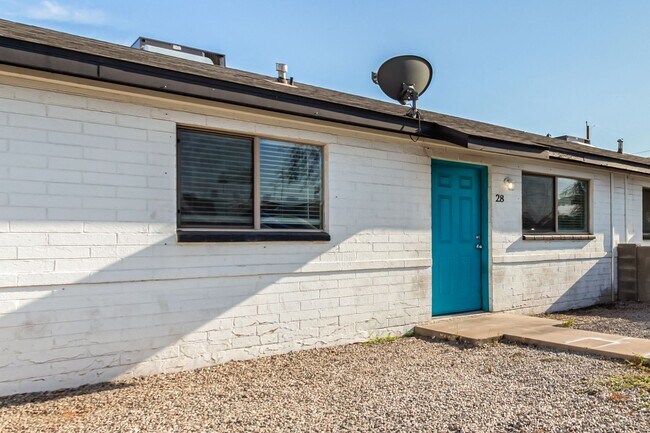 Building Photo - Two Bedroom with Washer/dryer! - 4 Weeks of Free Rent!