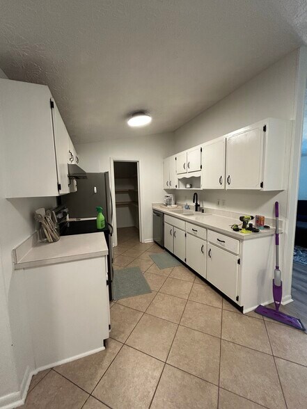 Building Photo - 2856 Tulip Cir E