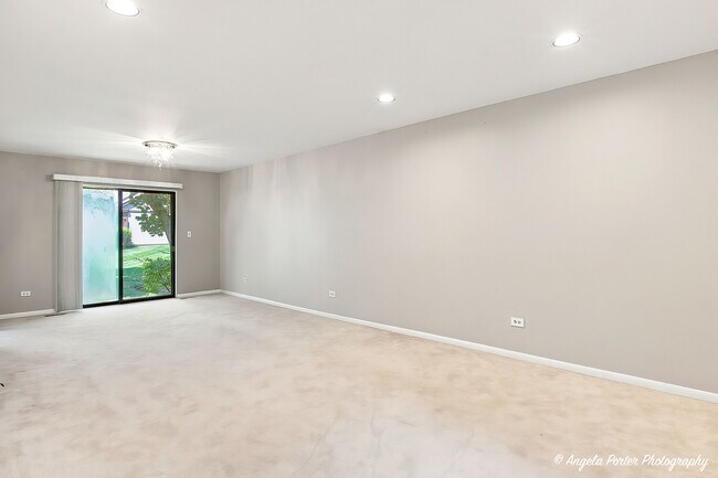 Building Photo - 246 Shadow Bend Dr