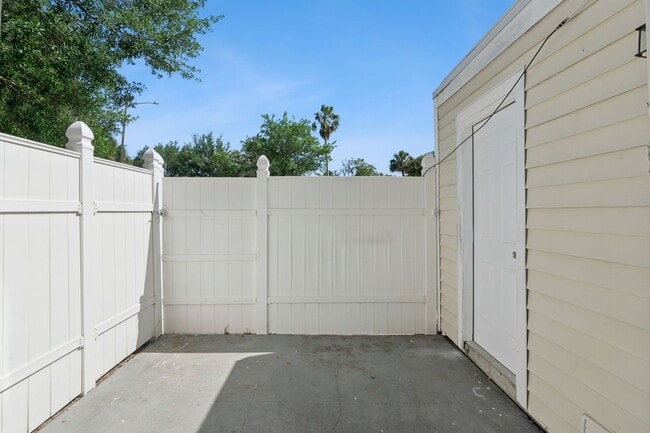 Building Photo - Beautifully Updated 2BR/1.5BA Altamonte Springs Townhome with Modern Finishes