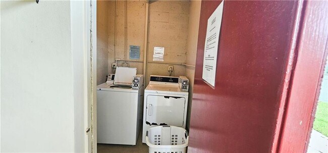 Building Photo - Annual Fully Furnished 2/2 Condo with Golf...