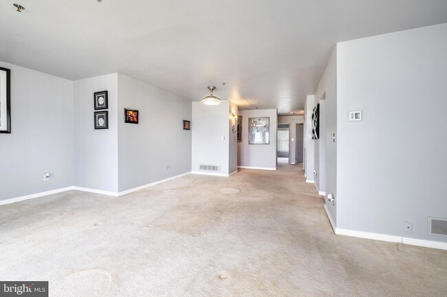Building Photo - 5213 Le Parc Dr