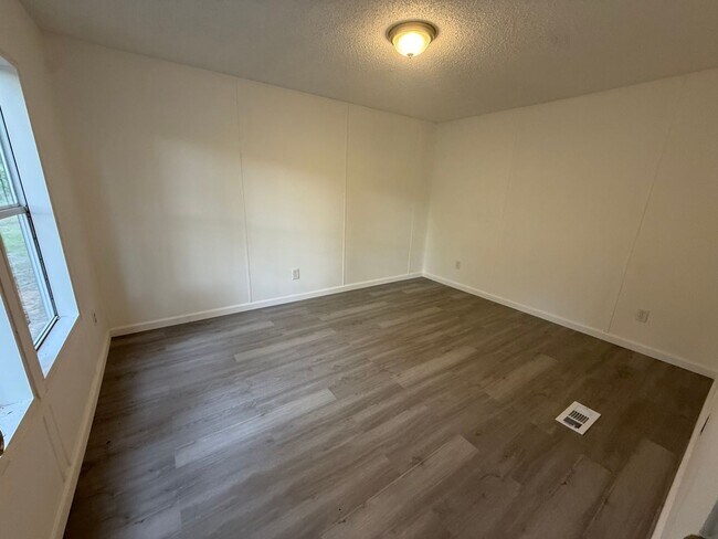 Building Photo - 4 Bedrooms, 3 Bathrooms with potential 5th Bedroom- Mobile home in Armuchee!