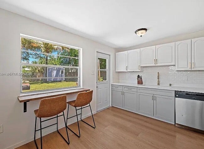 Building Photo - 1480 SW 26th Ave