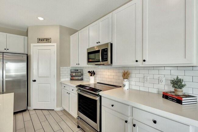 Building Photo - 650 Waters Edge Ln