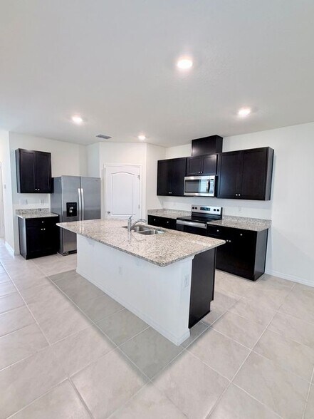 Building Photo - 824 Horsetail Dr