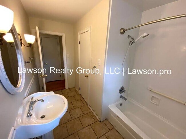Building Photo - Updated Split Level Home in Salem