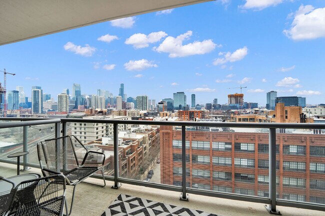 Building Photo - 910 W Huron St