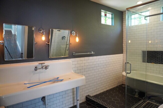 Building Photo - Charming Alta Vista Bungalow  ** Zero Secu...