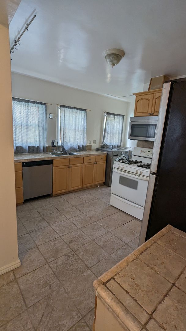 Building Photo - Beautiful 2 Bed 1.5 Bath Single Family Hom...