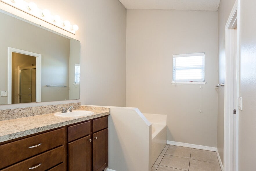 Building Photo - 142 Woodbury Pines Cir