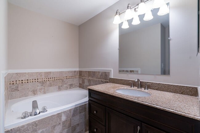 Building Photo - Immaculate 3 Bed 2 Full & 2 Half Bath End ...