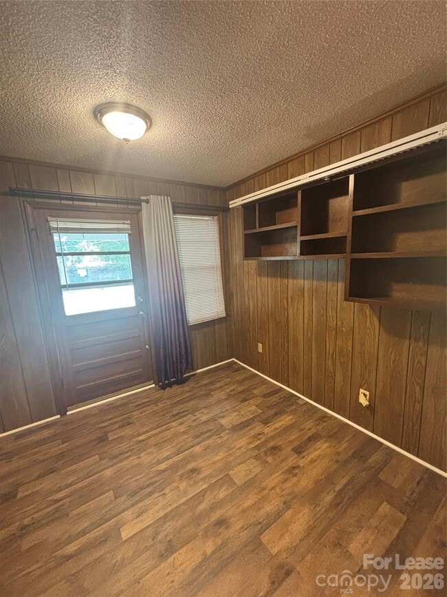 Building Photo - 724 Oakdale Dr