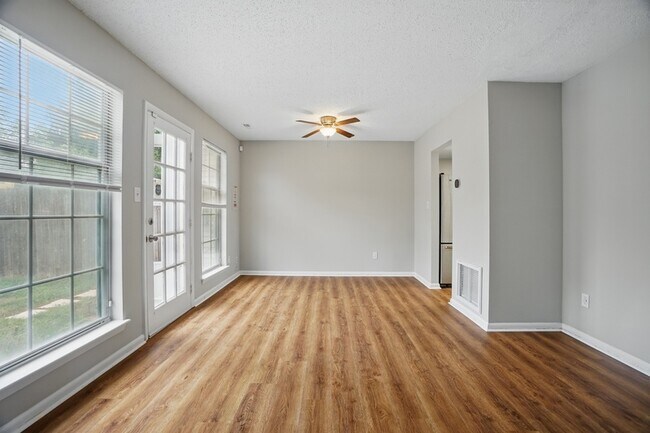 Building Photo - 909 Westwind Pl