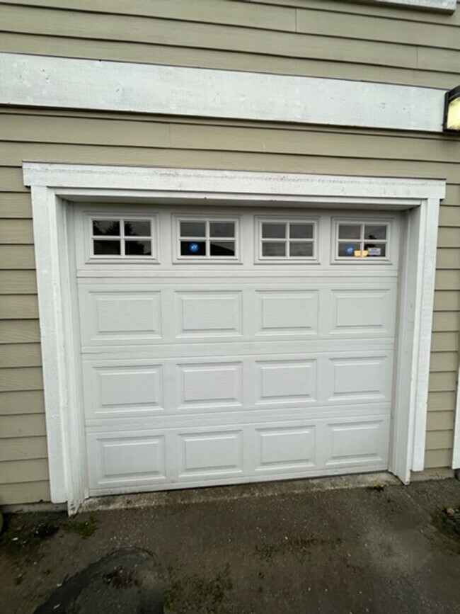 Building Photo - Beautiful 3 Bedroom Townhome with Garage i...