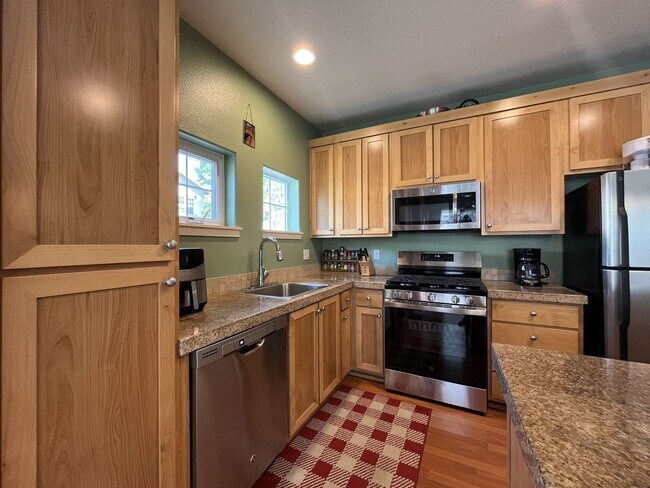 Building Photo - Well-Designed Condo with Dual Primary Suites, Vaulted Ceilings & Community Clubhouse