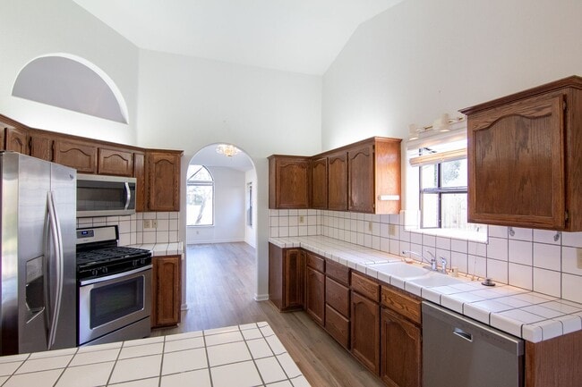 Building Photo - Beautiful Home in Country Heights!