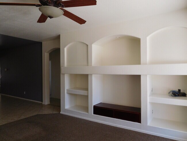 Building Photo - Lovely Single level with 4 Bed ,2 Bath and 3 Car Garage!