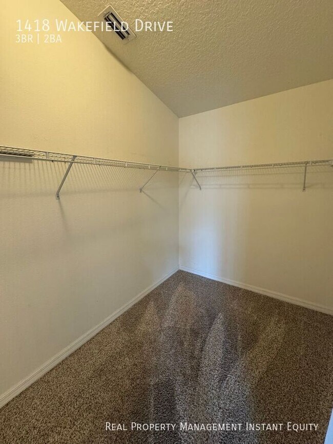 Building Photo - 1418 Wakefield Dr