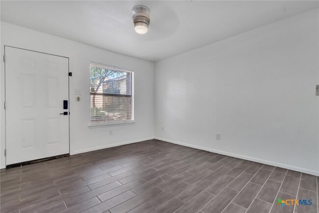 Building Photo - 1624 Aquarena Springs Dr