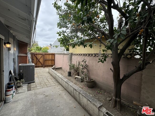 Building Photo - 235 Delano St