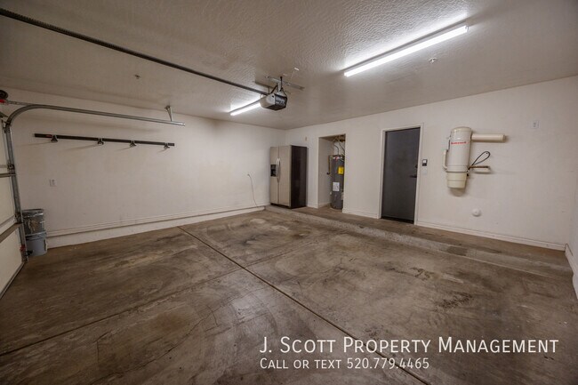 Building Photo - 2445 E Montecito Ave