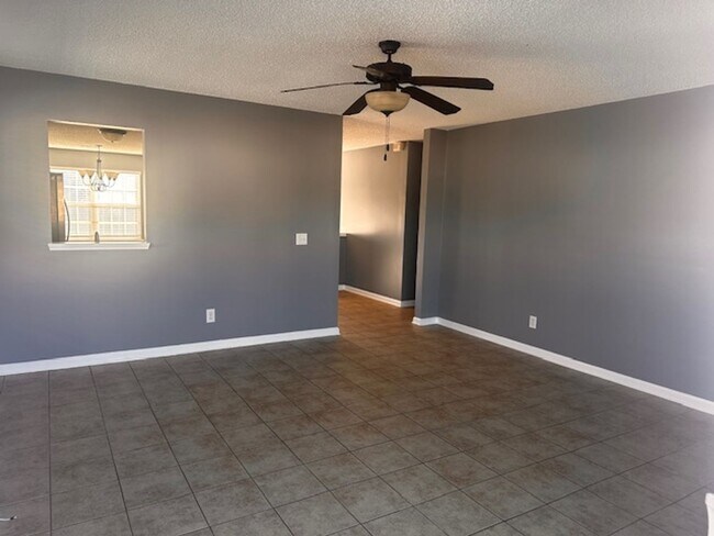 Building Photo - MOVE IN READY!