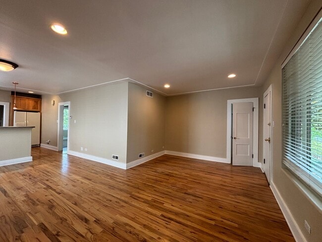 Building Photo - Cozy 2-bedroom bungalow! Detached 2-car garage!