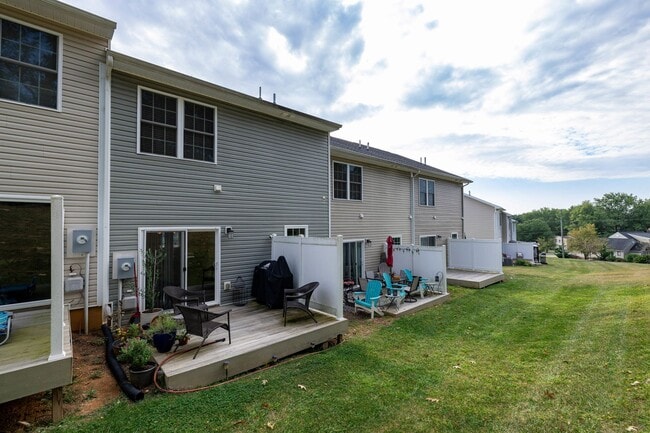 Building Photo - Immaculate Townhouse with Finished Basement