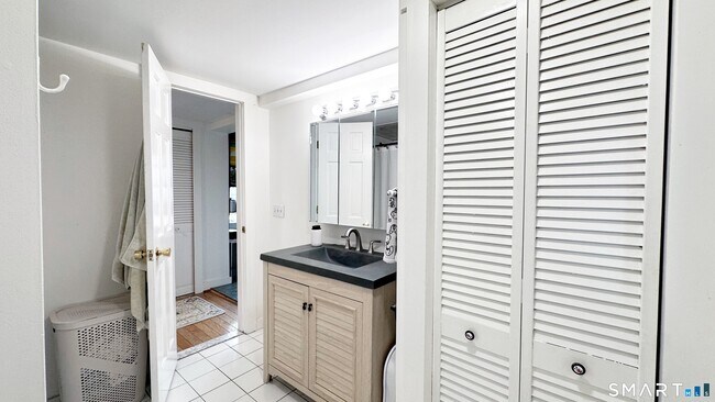 Building Photo - 2 Scofield Pl